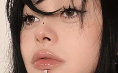 美女的咪咪露出来了